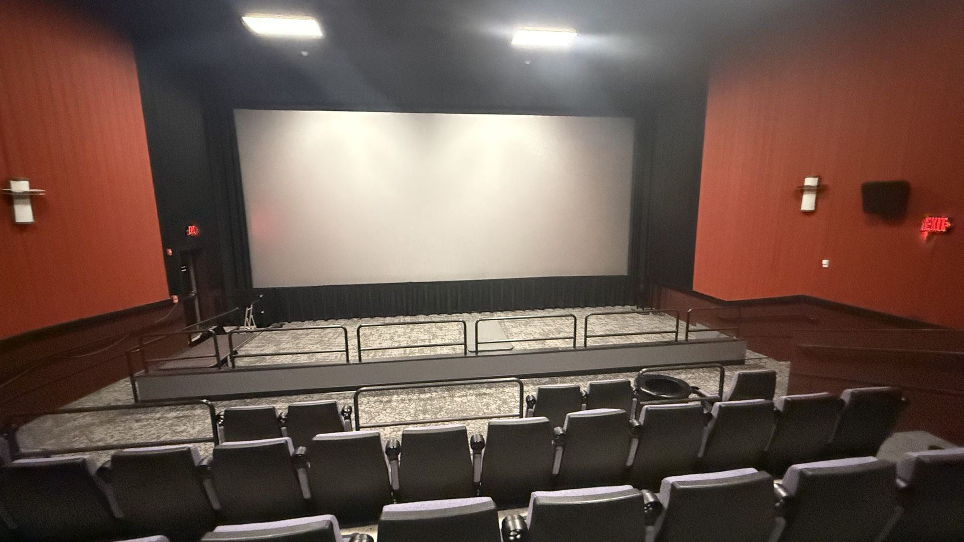 The screen seen from the middle of the house